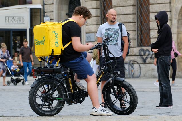 Ілюстрація - кур'єр Glovo