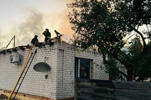Росія підступно вдарила по будинку в Новгород-Сіверському: постраждала сім'я з трьома дітьми. Фото