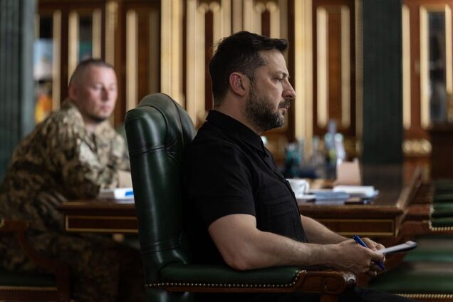 Зеленский на фоне массовых протестов созвал совещание с военным руководством: о чем шла речь