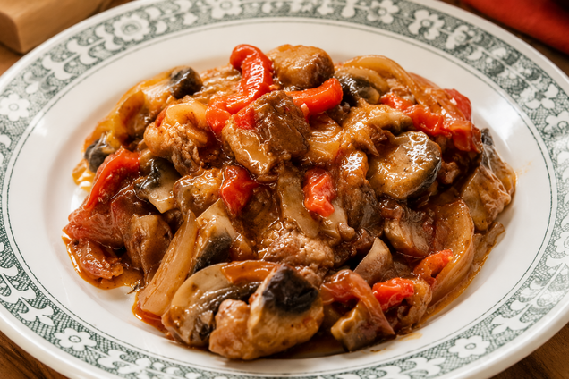 Как вкусно приготовить мясо с овощами на обед: блюдо, которого хватит на всех