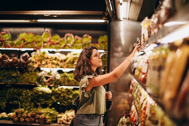 Иллюстрация — женщина выбирает продукты