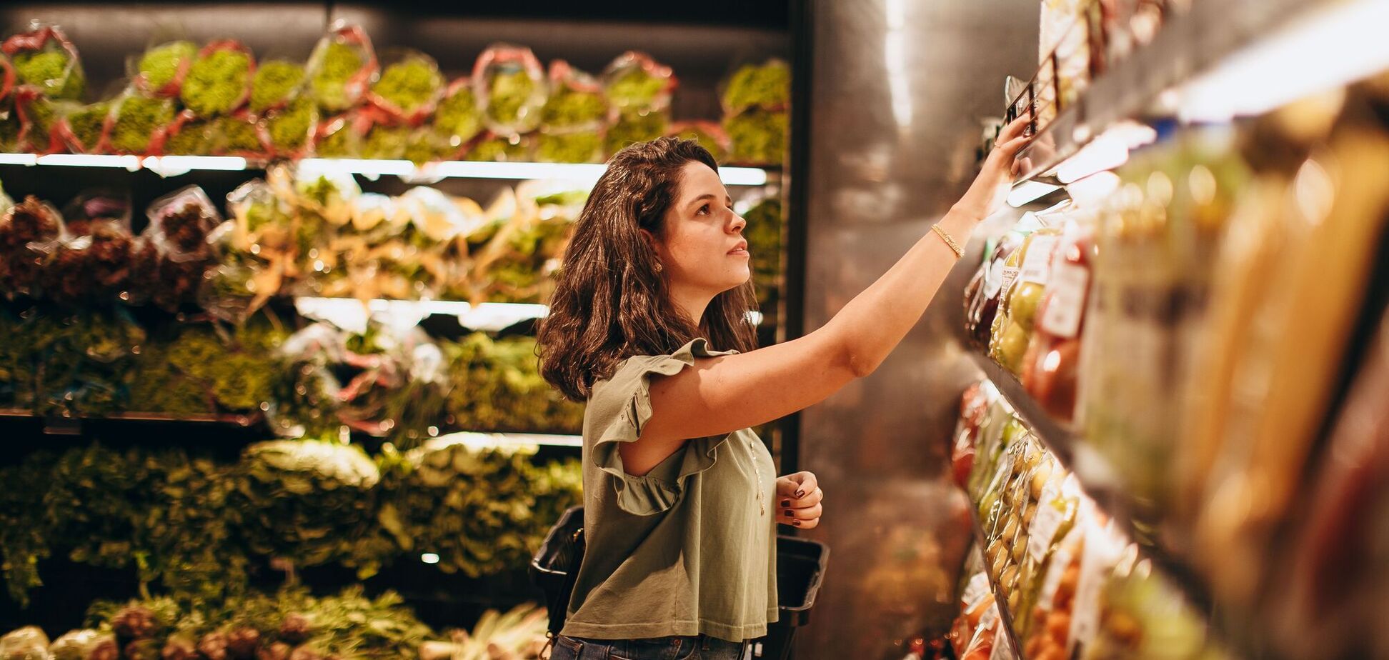 Иллюстрация — женщина выбирает продукты