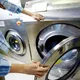 Ілюстрація - жінка користується пральною машиною