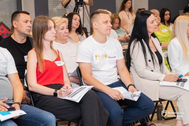 В Днепре провели тренинг по безбарьерной коммуникации для сотрудников государственных учреждений