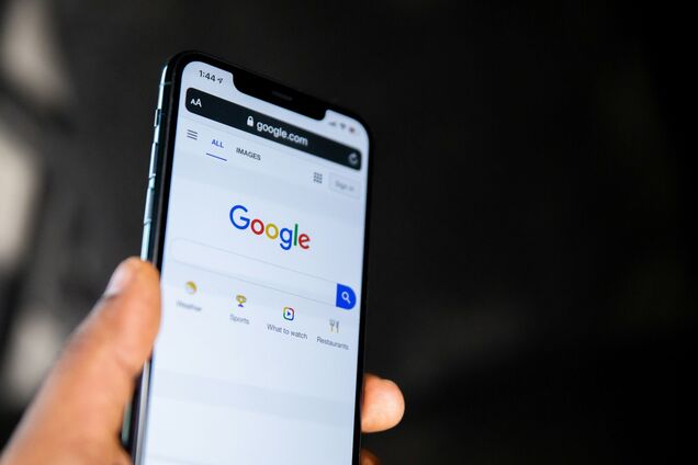 Иллюстрация - сайт Google, открытый на смартфоне