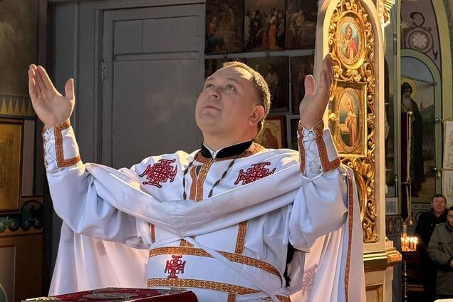 Павлін на привʼязі та чан у дворі: секрети будинку найвідомішого священника України Олексія Філюка. Фото