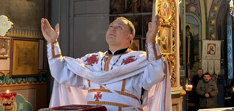 Павлин на прив’язі і чан у дворі: секрети дому священника Алексея Филюка. Фото