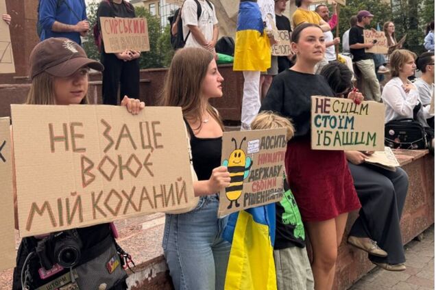 'Влада – це народ': у містах України шостий день поспіль тривають масові мітинги проти відставки Федорова. Фото і відео