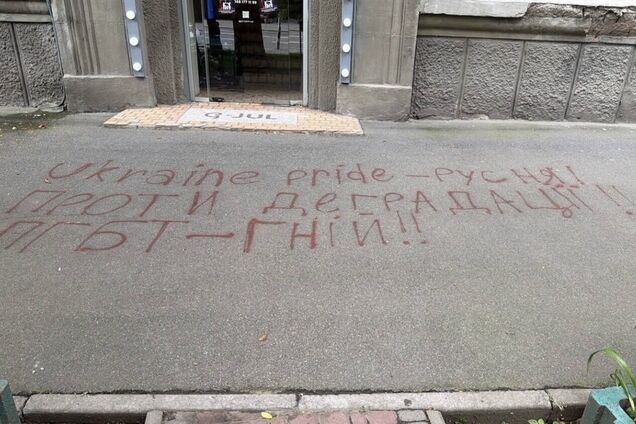 В Киеве у входа в салон красоты неизвестные оставили отрезанные головы и внутренности свиней: полиция начала расследование. Фото 18+