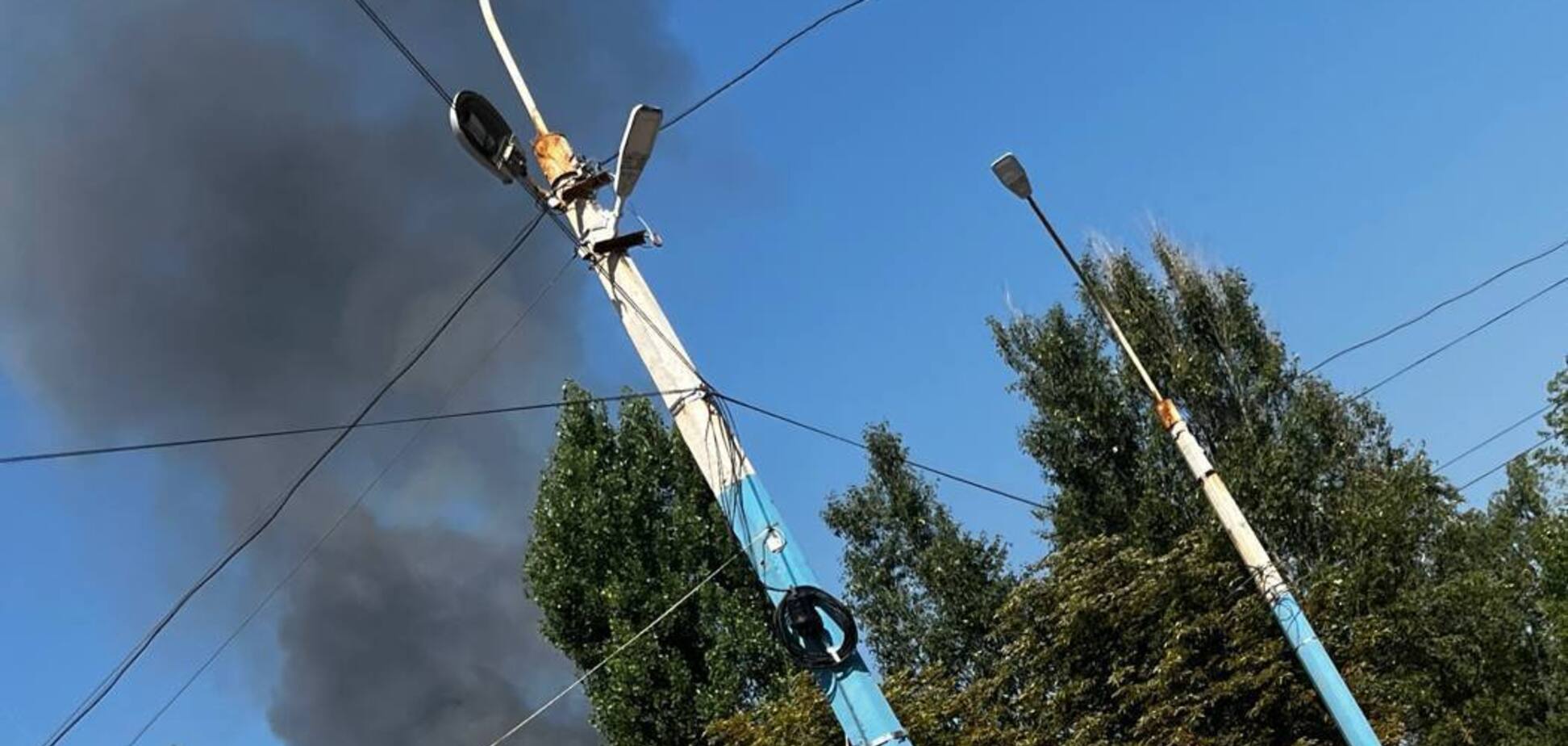 У Маріуполі і біля Луганська прогриміли вибухи: піднявся дим. Фото і відео