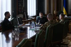 Україна готується до різних варіантів розвитку подій на фронті: Зеленський провів зустріч з командирами армійських корпусів. Фото