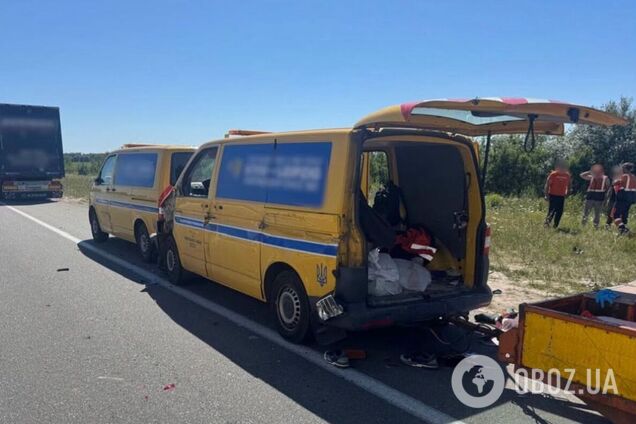 На Київщині вантажівка на узбіччі протаранила два авто комунальників та збила на смерть чоловіка. Подробиці та фото