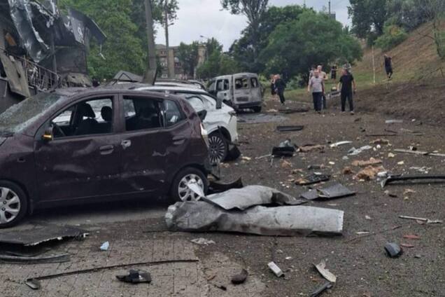 Росія вдарила по багатоповерхівці в Запоріжжі: під завалами є люди. Фото