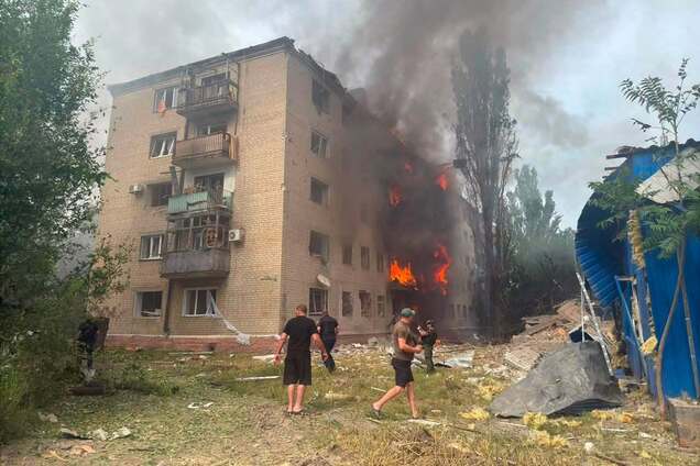Враг нанёс авиаудар по Славянску: повреждено семь многоэтажных домов, много раненых. Фото