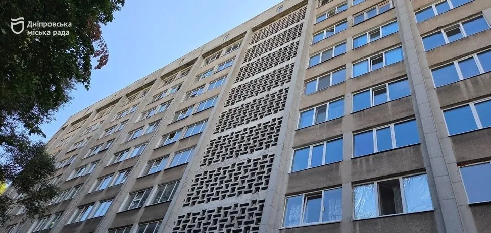 У Дніпрі за підтримки міжнародних партнерів відновлюють студентські гуртожитки після російських обстрілів