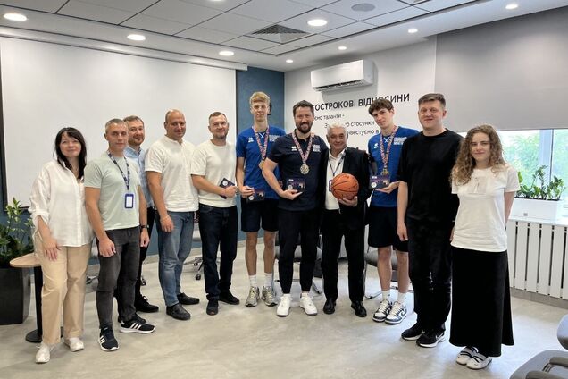 Збірна України U-20 завітала до ТАСКОМБАНКу після перемоги на чемпіонаті Європи з баскетболу