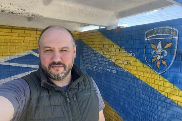 В ходе российского удара по выставке вооружений в Киевской области был ранен сын бывшего министра обороны: что известно о его состоянии. Фото