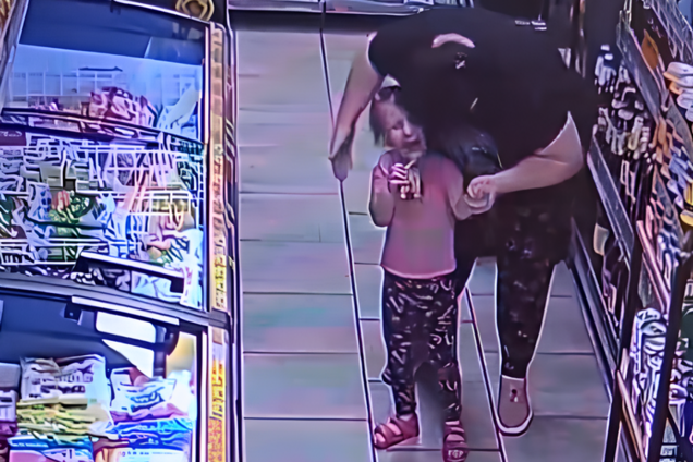 На Николаевщине женщина избила и таскала за волосы свою 3-летнюю внучку в магазине: история получила продолжение. Видео