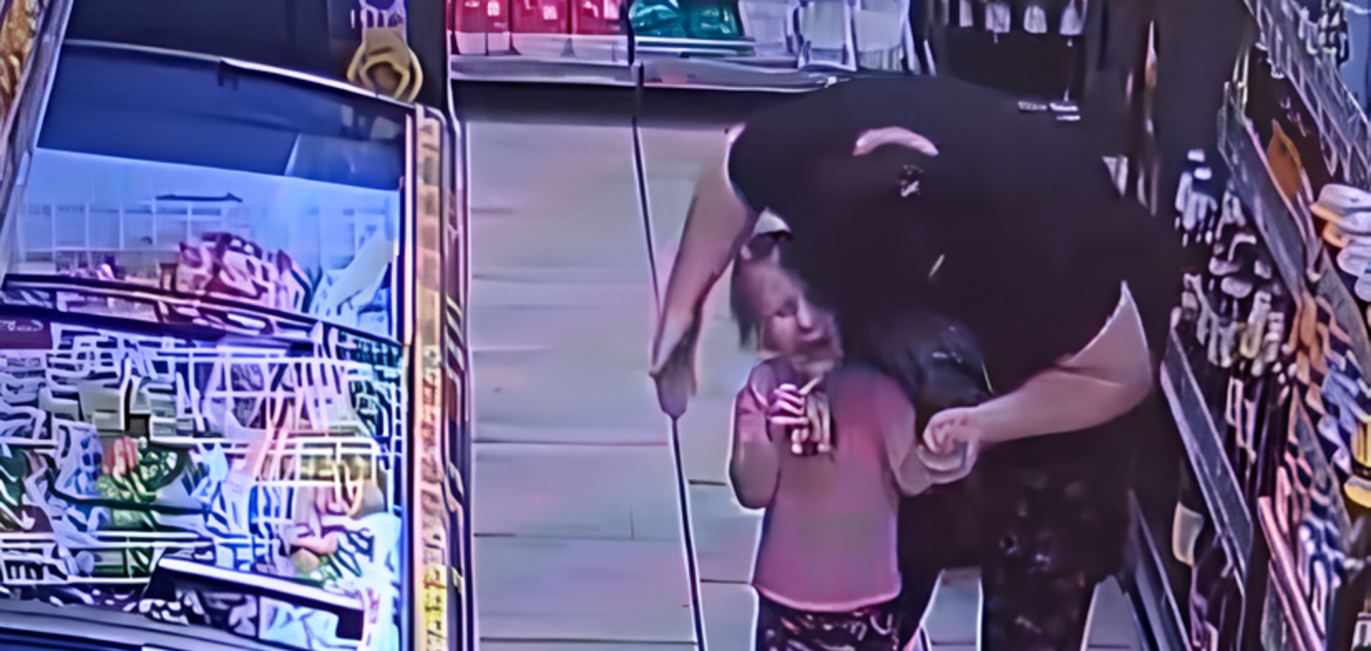 На Николаевщине женщина избила и таскала за волосы свою 3-летнюю внучку в магазине: история получила продолжение. Видео