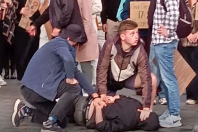 Во Львове мужчина с ножом напал на митингующих, его задержали: что известно. Фото