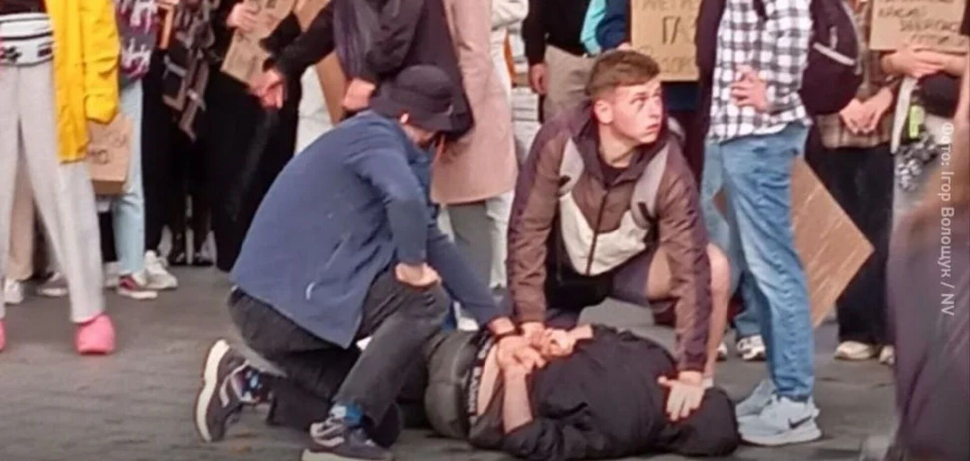 Во Львове мужчина с ножом хотел напасть на участников митинга
