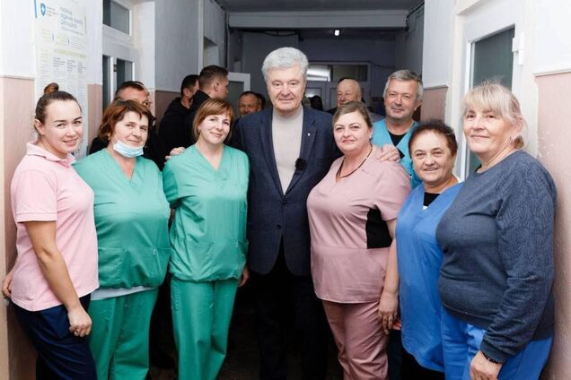 «Війна зробила цю роботу ще важчою»: Порошенко подякував медикам за порятунок життів