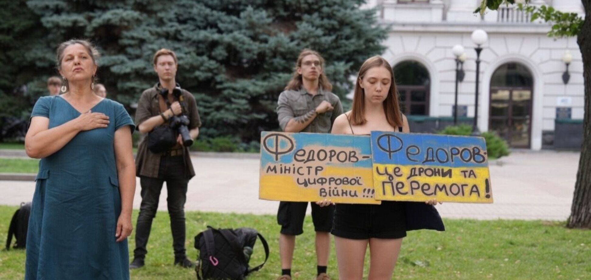 Продолжаются массовые митинги.