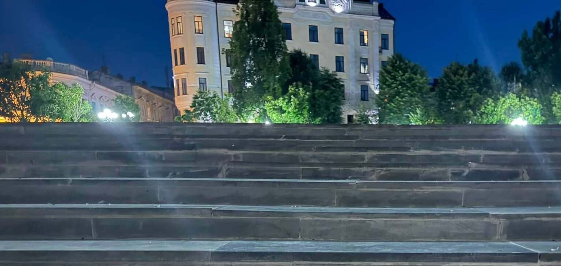У Чернівцях сходи збудували з надгробків