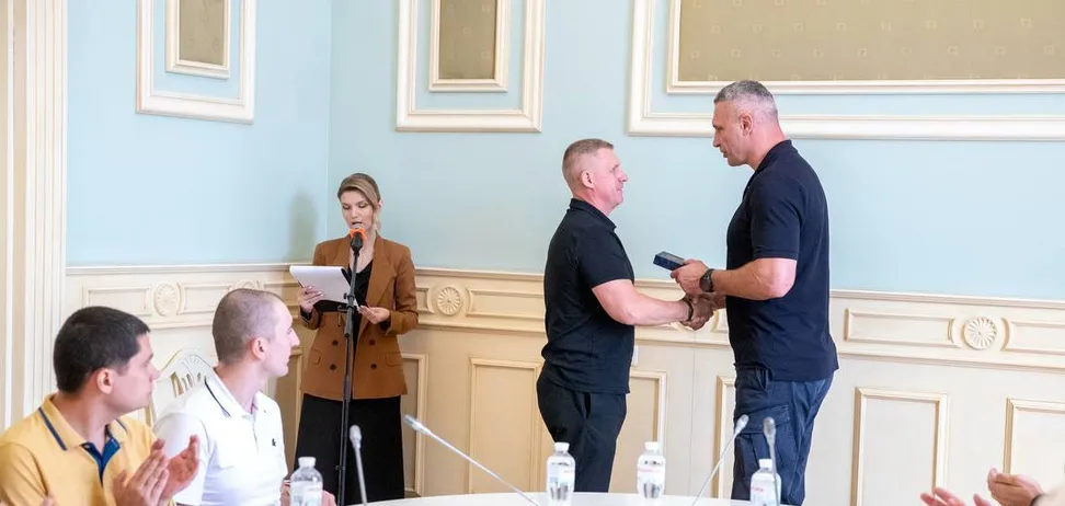 Кличко нагородив київських військових, звільнених із російського полону