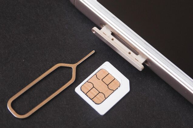 Иллюстрация — смартфон и SIM-карта
