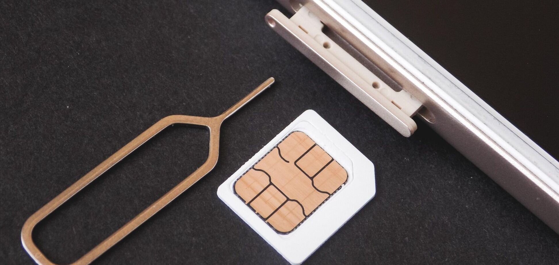 Иллюстрация — смартфон и SIM-карта
