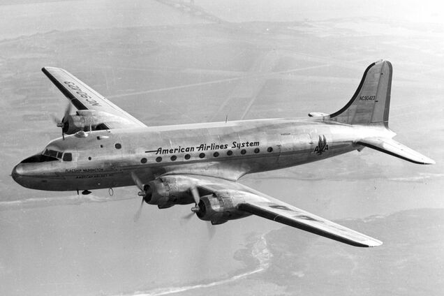 Авиалайнер Douglas DC-4