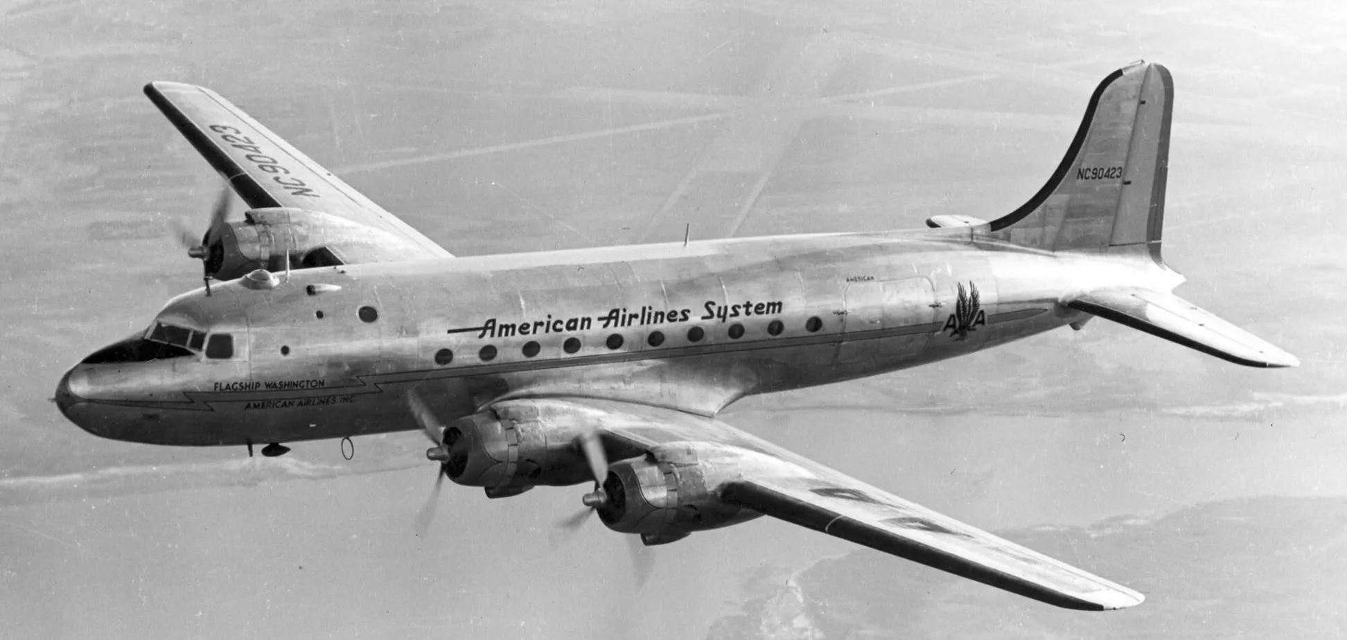 Авиалайнер Douglas DC-4