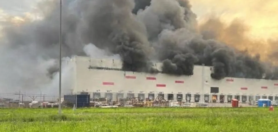 В Рязані атаковані НПЗ і склад Wildberries, після вибухів над містом піднявся дим. Відео