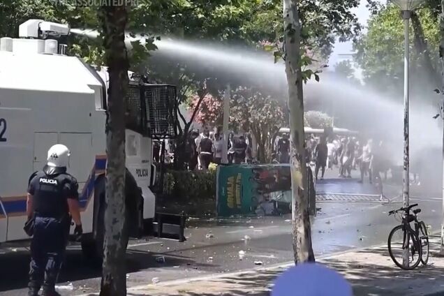 В Албании полиция разогнала митинг против застройки побережья зятем Трампа