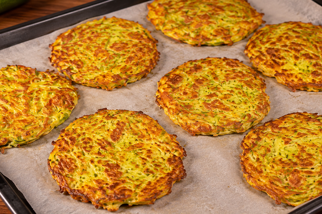 Сытные кабачковые блинчики с начинкой: как приготовить