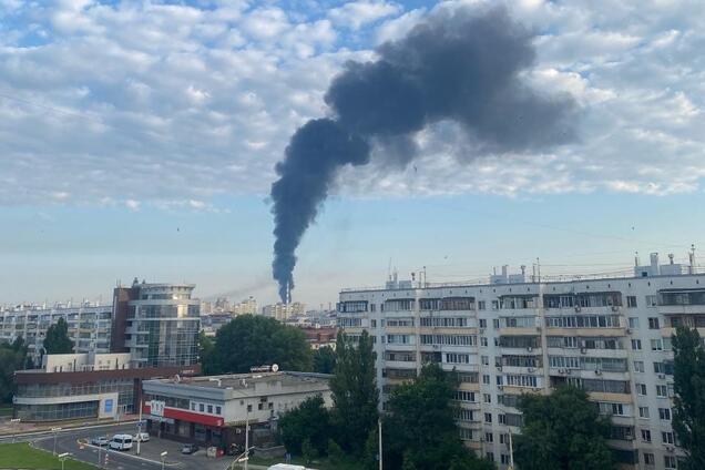 В Белгороде атакован стратегический завод: после взрывов поднялся чёрный дым. Фото и видео