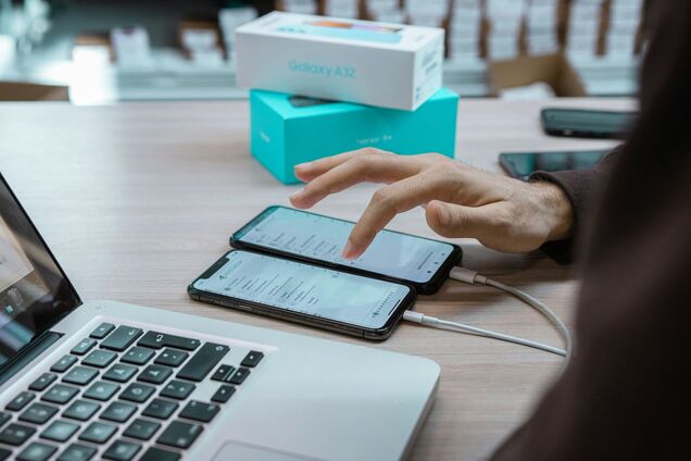 Безопасно ли заряжать телефон от ноутбука: эксперты вынесли вердикт