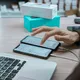 Безопасно ли заряжать телефон от ноутбука: эксперты вынесли вердикт