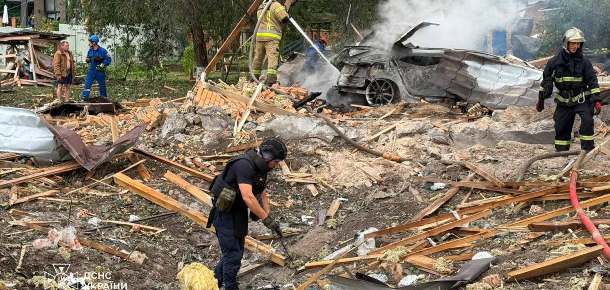 Последствия террористической атаки РФ на выставку вооружений в Киевской области