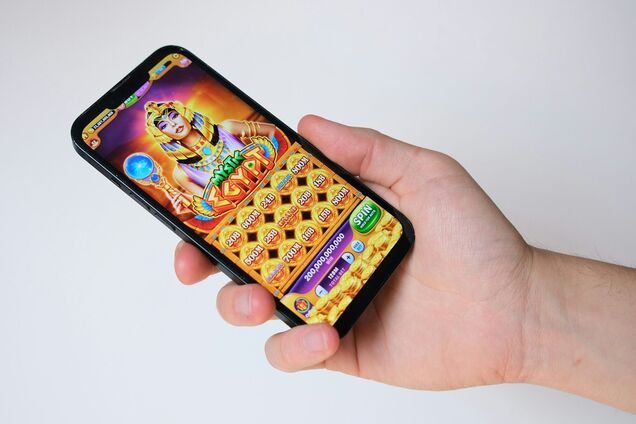 Иллюстрация - азартные игры на смартфоне