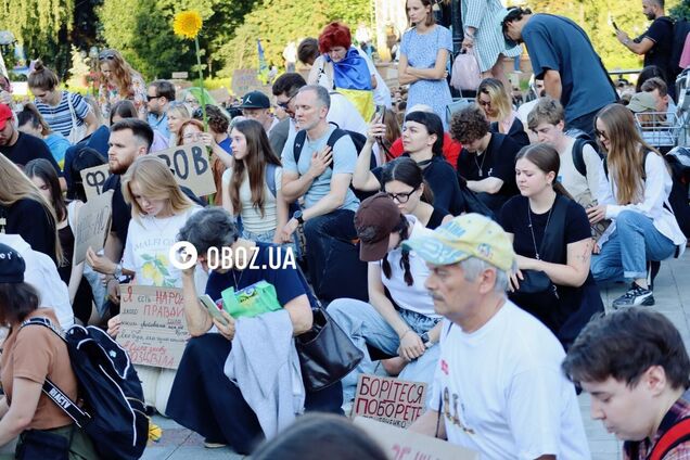 У Києві почався марш з картонками: в України 16-й день поспіль тривають масові мітинги на підтримку Федорова. Фото і відео