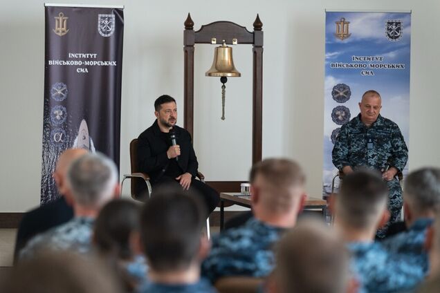 Президент во время встречи с выпускниками и курсантами Института Военно-морских сил