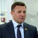 'Український Джекі Чан': мережа вибухнула мемами про Миколу Тищенка, якого закидали помідорами після суду
