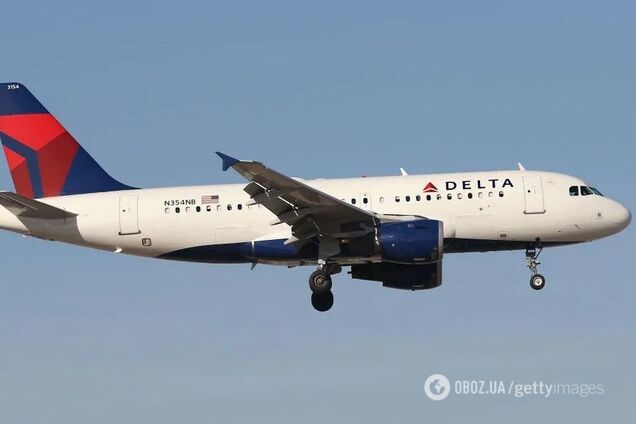 В США пассажирский самолет попал под обстрел фейерверками в День независимости: чем всё закончилось