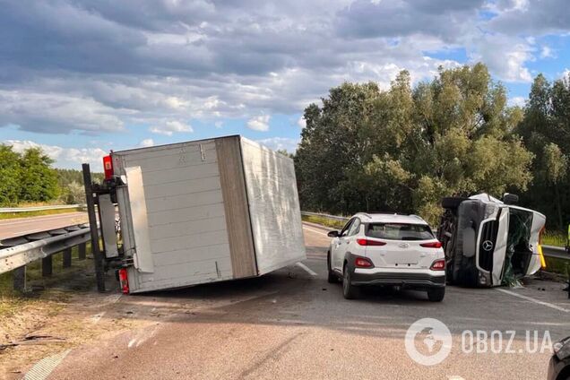 Под Киевом Mercedes протаранил машину коммунальщиков: оба авто перевернулись, есть пострадавшие. Фото