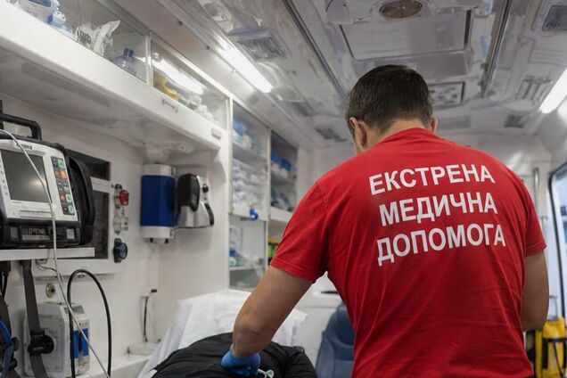 В Ужгороде мужчина выпал из окна третьего этажа здания ТЦК: что известно