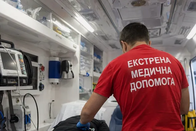 В Ужгороді чоловік випав з вікна третього поверху будівлі ТЦК: що відомо