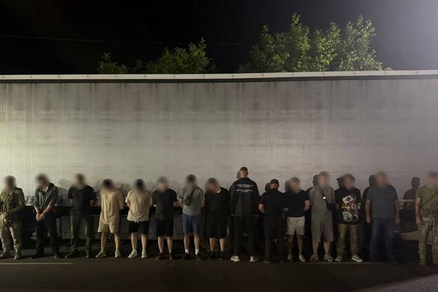 Ховалися під коробками: на Одещині викрили групу чоловіків, які незаконно хотіли виїхати з України. Фото