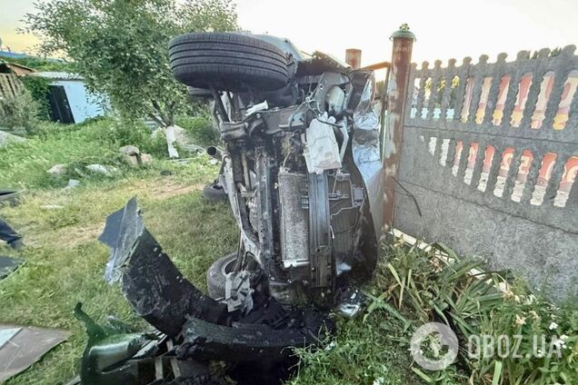 На Київщині п’яна водійка позашляховика протаранила паркан: авто перекинулось, є постраждалі. Фото